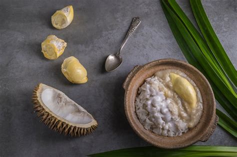 Riz Gluant Sucr Avec Sauce Au Lait Durian Et Noix De Coco Photo Premium