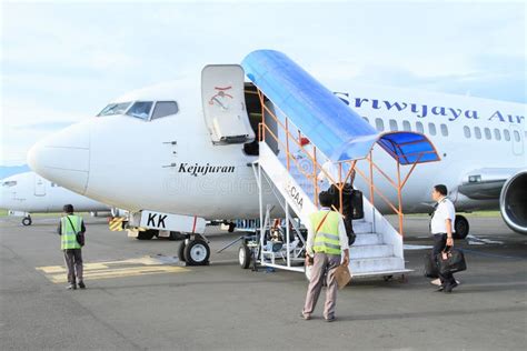 Pilots Entering Airplane Sriwijaya Air Editorial Stock Image - Image of flying, logo: 92757449