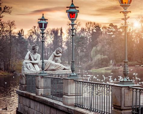 Est Tua No Parque Vars Via De Lazienki Foto De Stock Imagem De Lago