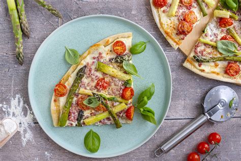 Flammkuchen Mit Gr Nem Spargel Und Tomaten Rezept Eat De