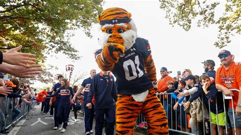 Auburn University To Unveil Statue Of Beloved Mascot Aubie