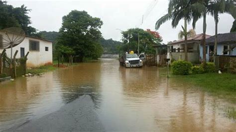 Chuvas Fortes Elevam O N Vel Do Rio Ribeira E Deixam Ribeirinhos