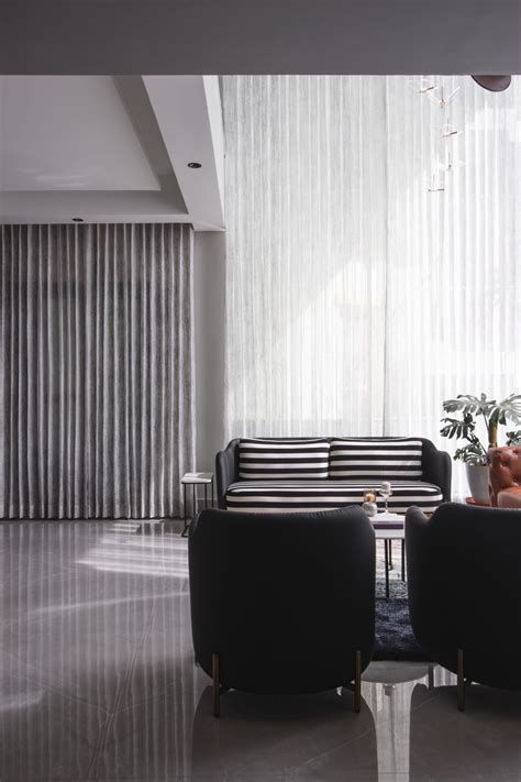 Watch the drama unfold within the forms of this sun-struck Bengaluru