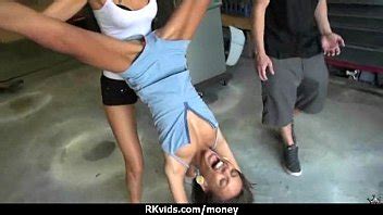 apretada se folla a un hombre frente a la cámara por dinero en efectivo 1 XVIDEOS