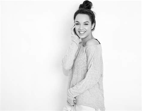 Retrato do modelo de menina morena linda jovem maquiagem nude em roupas de verão posando