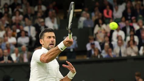 Djokovic avanzó a semifinales en Wimbledon sin jugar tras retiro de De