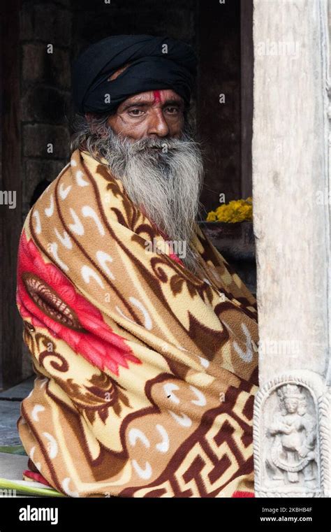 El Hombre Sagrado Hind Sadhu Se Sienta En El Templo Pashupatinath