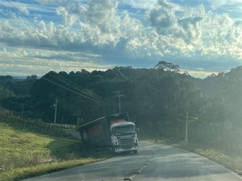 Carreta Sai Da Pista No Desvio Do Ped Gio Em Flores Da Cunha Radio