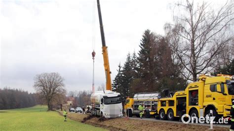 Lastwagen drohte zu kippen Staatsstraße bei Ranna über vier Stunden