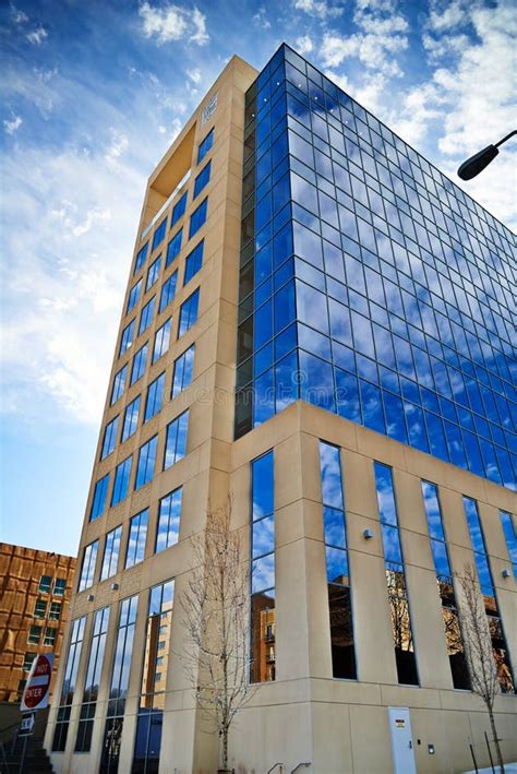 Immeuble De Bureaux En Verre Et Ciel Bleu Image Stock Image Du Hublot