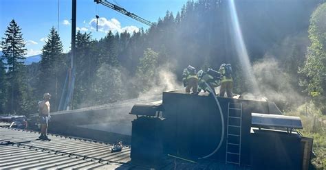 Einsatz In Ellmau Arbeiter Versuchten Zu L Schen Firmendach Brannte