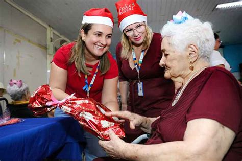 Idosos do São Vicente de Paulo recebem presentes em ação solidária da