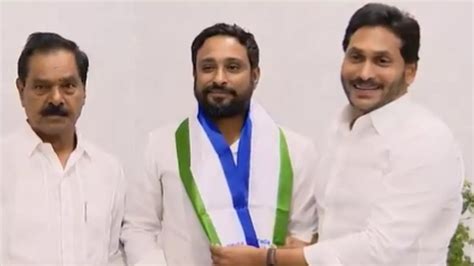 Ambati Rayudu Ysr कांग्रेस में शामिल हुए क्रिकेटर अंबाती रायडू Cm जगन