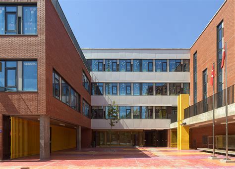 Uygur Architects Küçükçekmece Sefaköy 100 Yıl Primary School