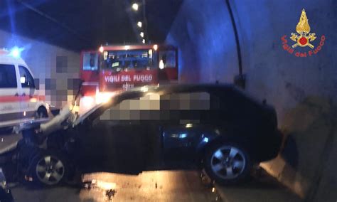 Scontro Frontale Fra Due Auto Nella Galleria Sotto La Reggia Di Caserta