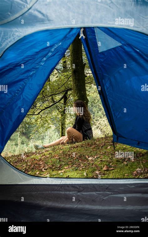 Retraite dans une forêt isolée une femme Brunette sereine trouve la tranquillité à l extérieur