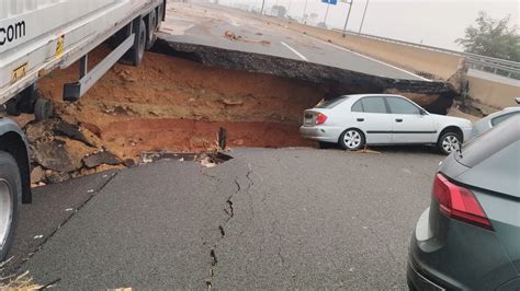 Personas Que Escaparon Del Infierno De La Pista De Silla Llegan Andando