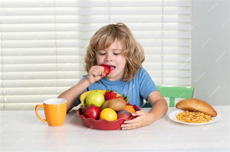 Niño Come Frutas Orgánicas De Fresa Retrato De Niño Preadolescente Come