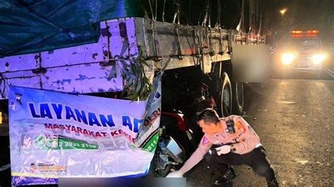 Pemotor Tewas Usai Tabrak Truk Yang Terparkir Di Tepi Jalan Nasional