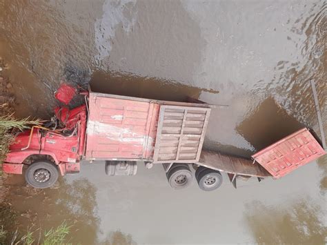 Caminhoneiro Fica Preso S Ferragens E Morre Ap S Caminh O Tombar E