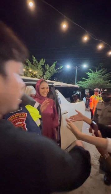 11 Potret Bunda Corla Sapa Penggemar Di Aceh Tampil Cantik Berhijab