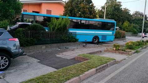 Scontro Con Una Corriera Della Mom Sulla Noalese Ubriaco L Automobilista