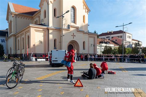 Crveni krst Zrenjanin održao na Trgu slobode pokaznu vežbu u slučaju