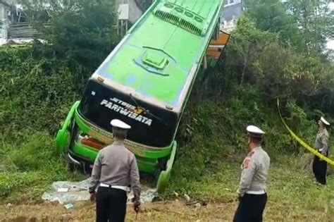 Bus Pariwisata Masuk Jurang Di Tasikmalaya Evakuasi Berlangsung Dramatis