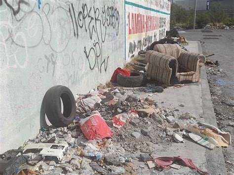 Vecinos padecen por basura en baldío y banqueta de La Alianza