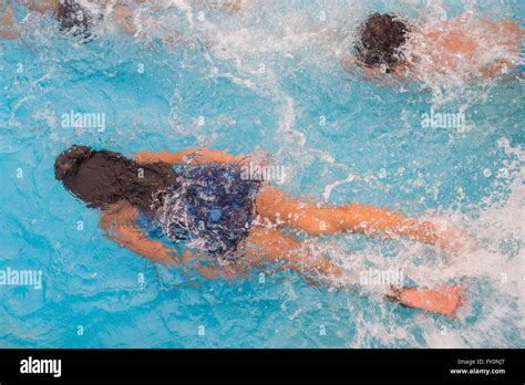 Kinder Schwimmen Im Pool Unterwasser Glückliche Aktive Mädchen Haben