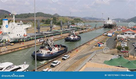 Canal De Panama Miraflores Bloquea Dos Barcos Remolcadores Que Parten