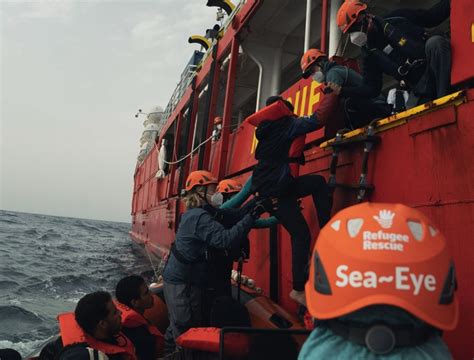 Arriver Al Porto Di Augusta La Sea Eye Con A Bordo Migranti