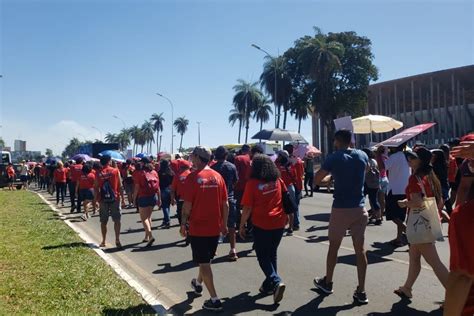 Em assembleia professores recusam proposta do GDF e mantêm greve