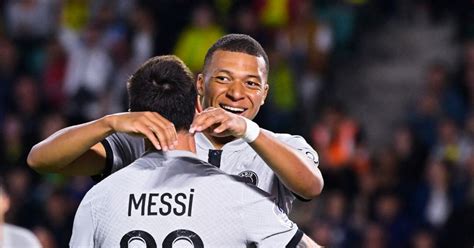 Kylian Mbappé Et Lionel Messi Lors Du Match De Championnat De Ligue 1