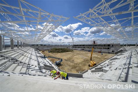 Metalowa konstrukcja dachu na Stadionie Opolskim już prawie w komplecie