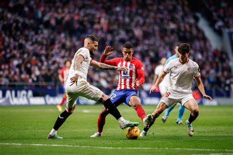 Atlético de Madrid vence Sevilha em jogo em atraso e sobe ao terceiro