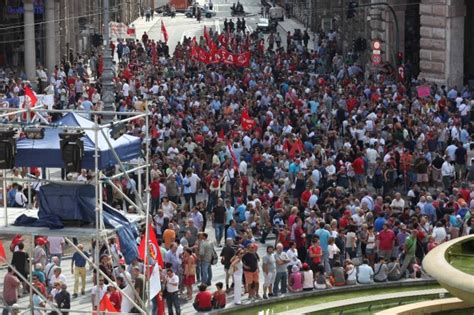 Rivolta Contro La Manovra Quindicimila In Piazza La Repubblica