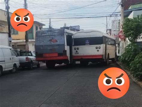 Por Ir Peleando Autobuses Chocan En Xalapa Y Desatan Caos Vial En El