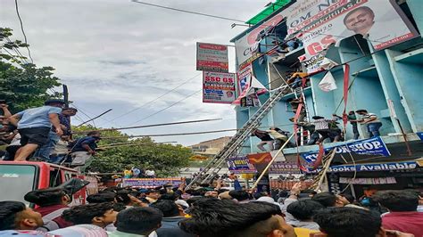 Video मुखर्जी नगर के कोचिंग सेंटर में लगी आग रस्सियों और तारों के