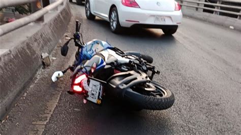 Tragedia en CDMX motociclista derrapa y cae desde puente vehícular en