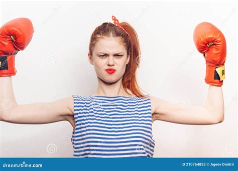 Agresiva Mujer En Guantes De Boxeo Rojo Y Una Camiseta A Rayas