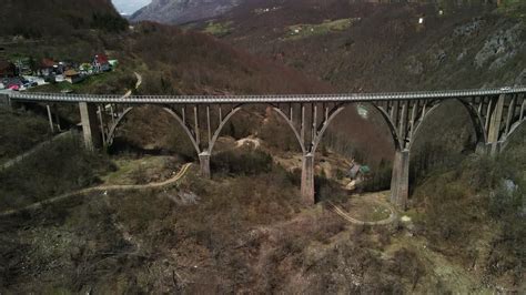 Vídeo Premium Imágenes de drones volando a lo largo del puente