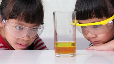 Los Niños Están Aprendiendo Y Haciendo Experimentos Científicos En El