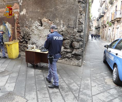 Catania i controlli a San Berillo Vecchio dove un auto su cinque è