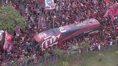 Vídeo Delegação do Flamengo chega ao Galeão e torcedores celebram em