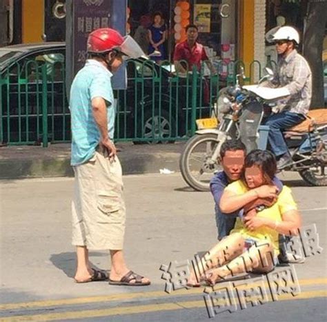 鲤城兴贤路一对男女坐路中闹分手 男子挽留无果抹泪离开 城事要闻 东南网泉州频道