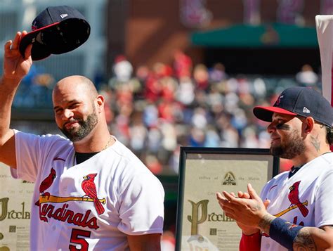 Albert Pujols conecta su jonrón 702 Cardinales rinden tributo a él y a