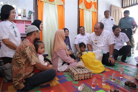 Wakil Bupati Asahan Serahkan Bantuan Makanan Tambahan Untuk Anak