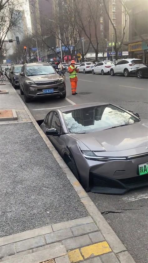 刚停好车，结果遭遇地面塌陷😮 直播吧