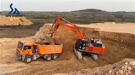 Gravera de Áridos Retroexcavadora Giratoria llenando camión tres ejes